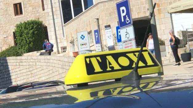 HRVATSKA POLICIJA PROVODI ISTRAGU: Nabavio krivotvorene radne dozvole, pa zaposlio stotinjak ilegalaca kao taksiste