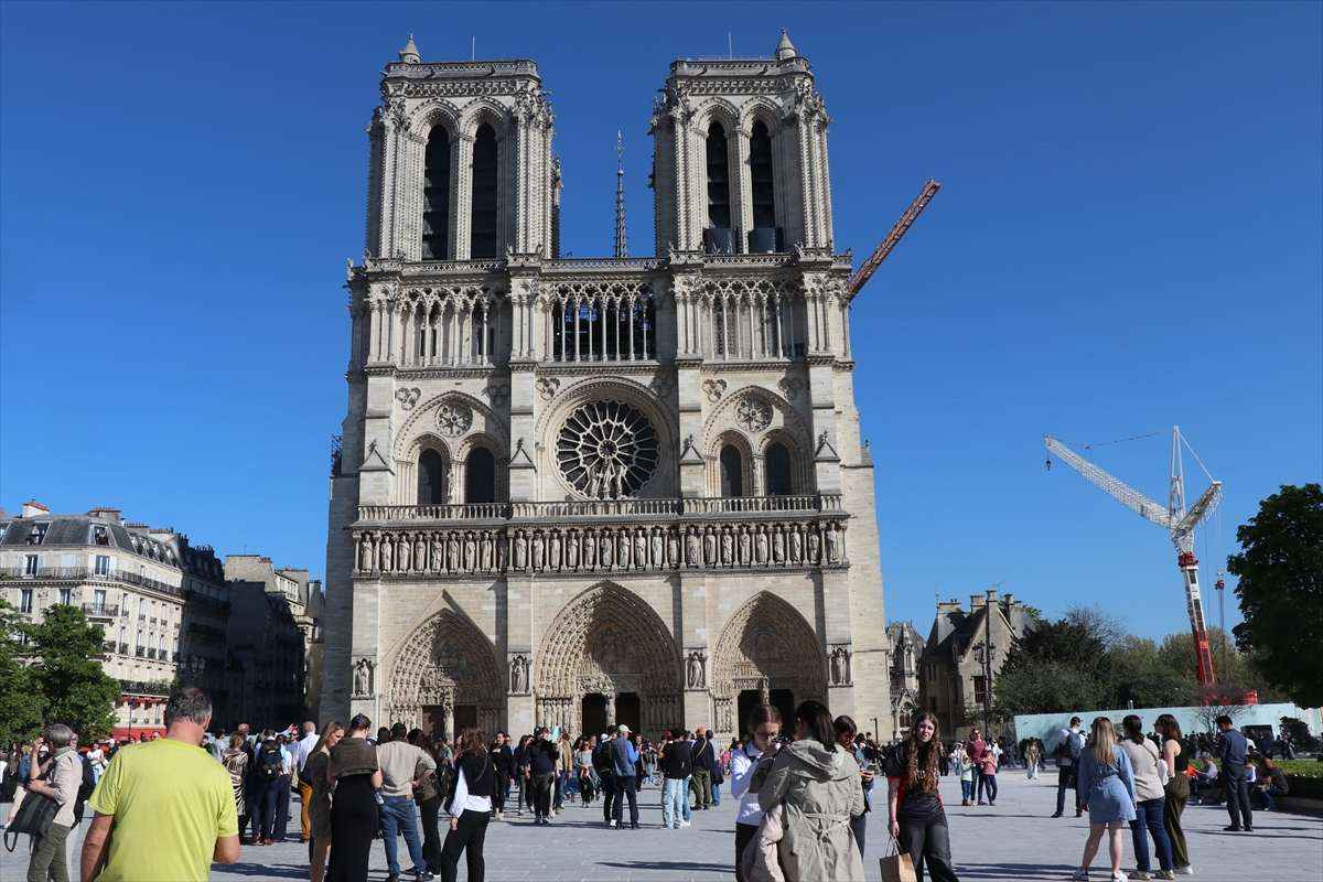 MOLITVENO BDJENJE I MISE: Zvona katedrale Notre-Dame zvonila 88 puta za papu Franju, Eiffelov toranj u mraku