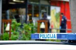 Predstavili se kao policajci, ugurali staricu u automobil i ukrali joj bankovne kartice