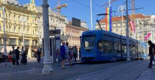 UŽAS U SREDIŠTU ZAGREBA: Vozio kombi unatrag pa pregazio dijete na Trgu bana Jelačića