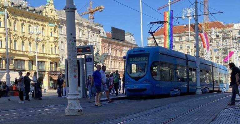 UŽAS U SREDIŠTU ZAGREBA: Vozio kombi unatrag pa pregazio dijete na Trgu bana Jelačića